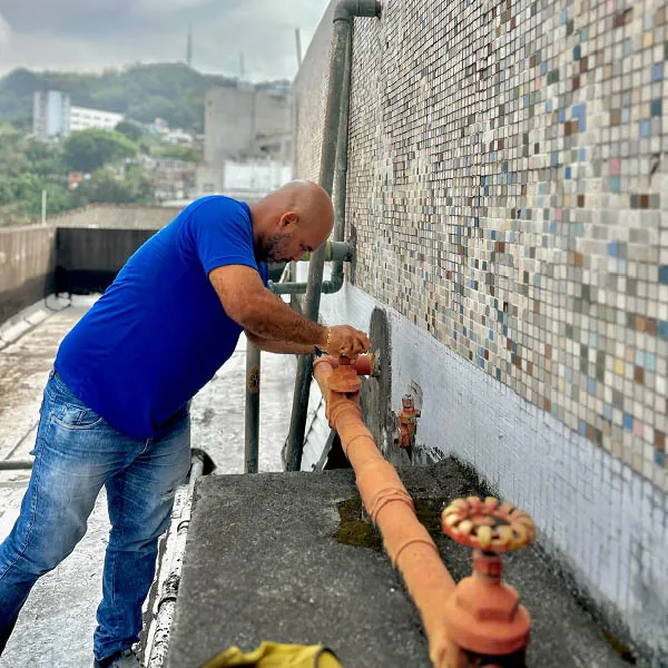 Técnico da SOS Bombas e Máquinas inspecionando tubulação